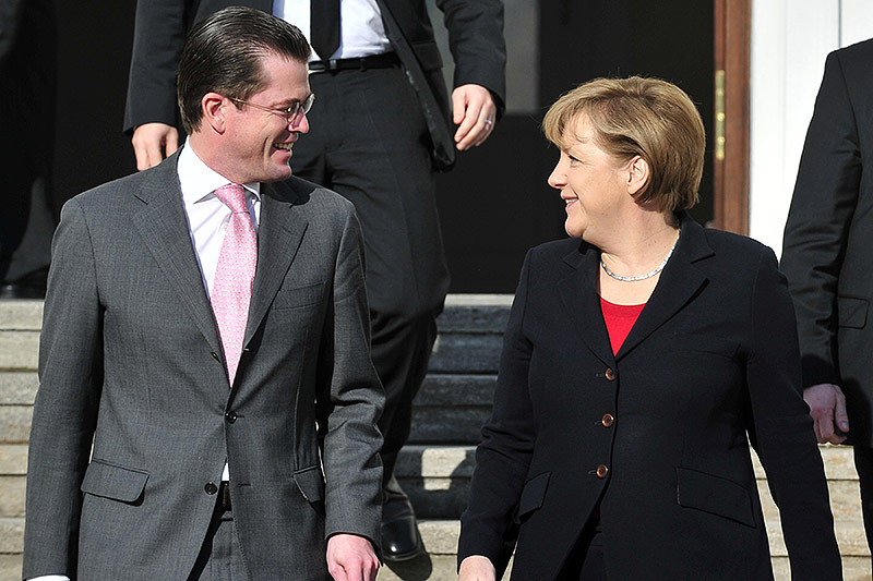 © APA/AFP/John Macdougall Angela Merkel und Karl-Theodor zu Guttenberg, 2011