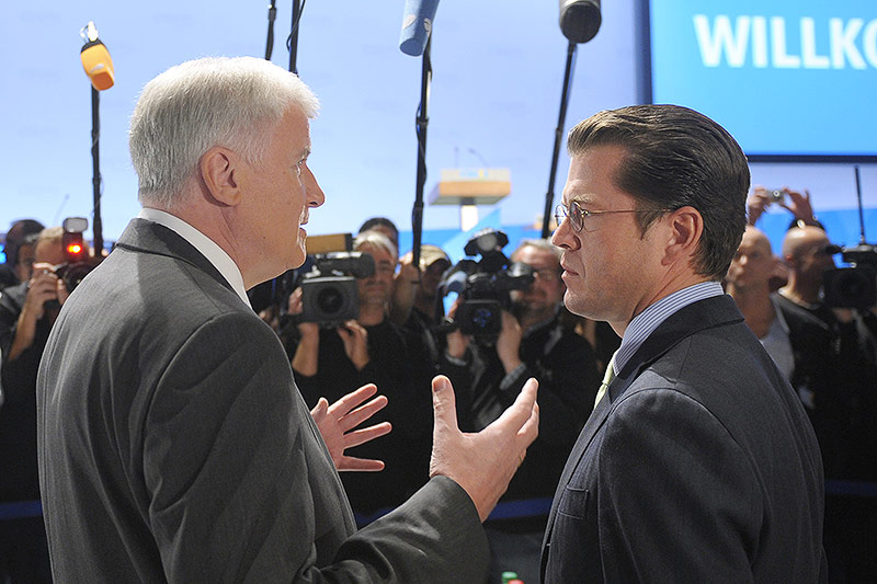 © APA/AFP/Christof Stache Horst Seehofer und Karl-Theodor zu Guttenberg, 2010