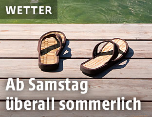 Flip Flops auf einem Steg