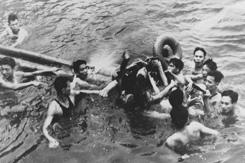 © APA/AP Kriegsfoto des verwundeten John McCain in Vietnam