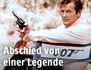 Archivbild des britischen Schauspielers Roger Moore in seiner Rolle als James Bond