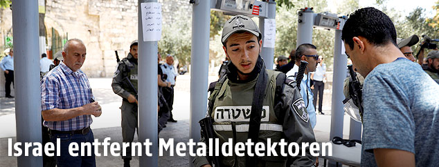 Soldat vor Metalldetektoren vor dem Tempelberg