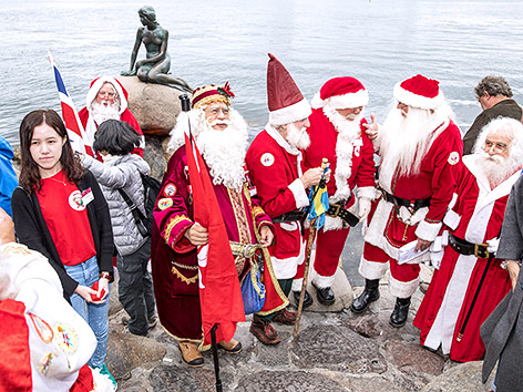 © APA/AFP/Scanpix Denmark/Nikolai Linares Weihnachtsmänner in Kopenhagen