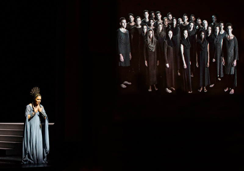 © Salzburger Festspiele / Monika Rittershaus Aida vor Video-Wand mit Darstellern in Schwarzweiss