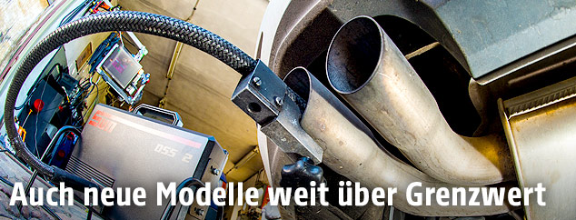 Abgastest an einem Auto