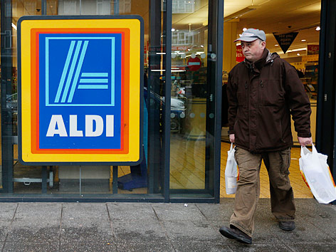 © Reuters/Suzanne Plunkett Ein Mann verlässt einen Aldi-Markt