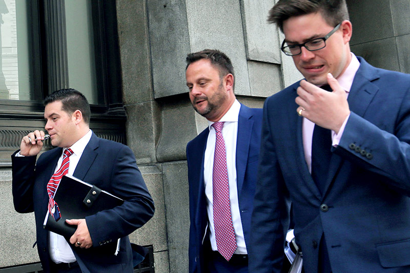 © APA/AFP/Daniel Leal-Olivas Banker auf dem Weg zur Arbeit