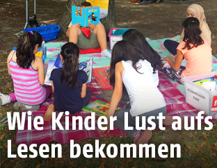 Lesende Kinder im Park