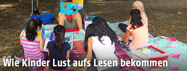 Lesende Kinder im Park