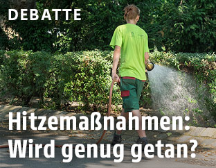 Gärtnerin beim Gießen