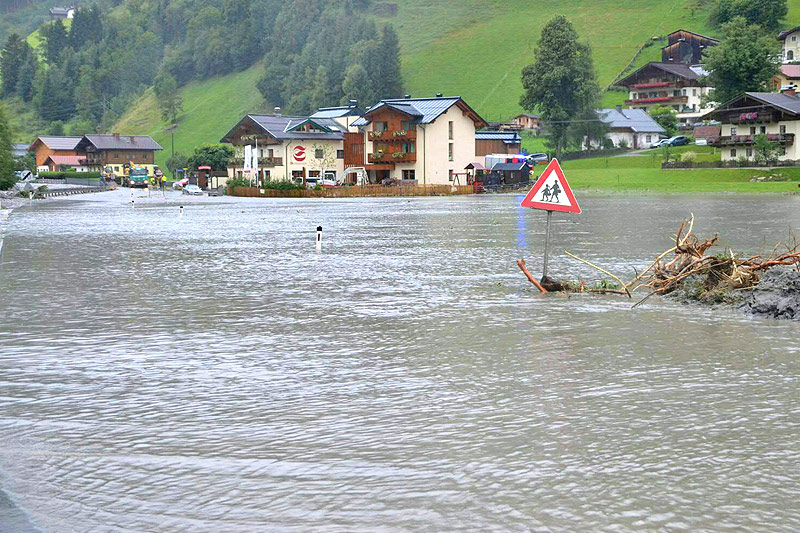 © APA/Markus Winkler Überschwemmte Straße