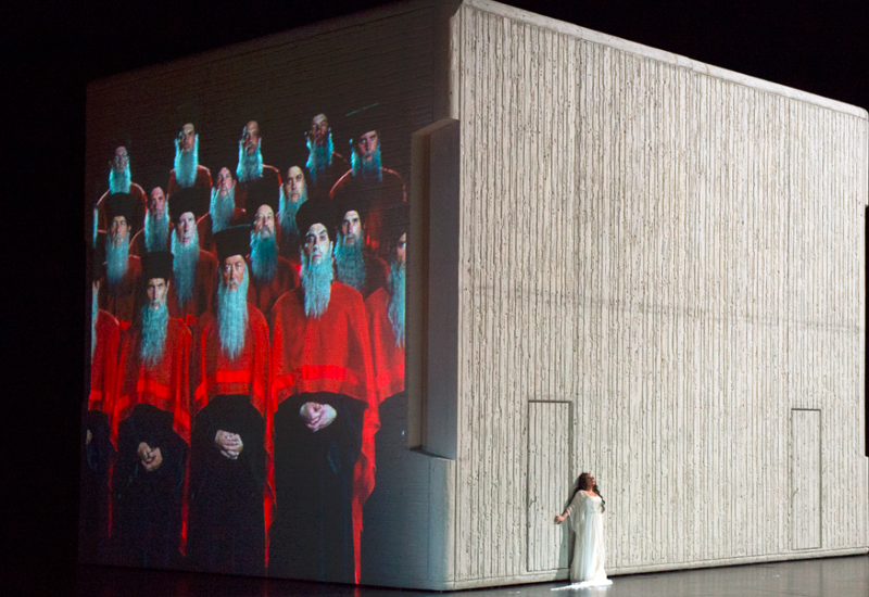 © Salzburger Festspiele / Monika Rittershaus Ekaterina Semchuk als Anamneris neben der weißen Kaaba