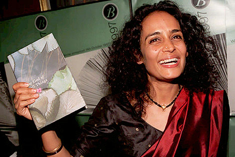 © AP/Stefan Rousseau Indische Schriftstellerin Arundhati Roy im Oktober 1997 mit ihrem Debütroman "Der Gott der kleinen Dinge"