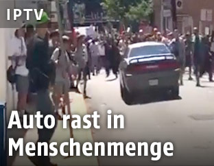 Auto rast in Menschenmenge