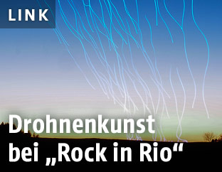 Farbstreifen im Himmel durch Langzeitbelichtung von fliegenden Drohnen
