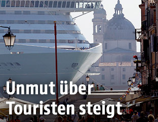 Kreuzfahrtschiff in Venedig