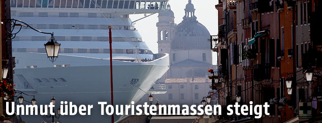Kreuzfahrtschiff in Venedig