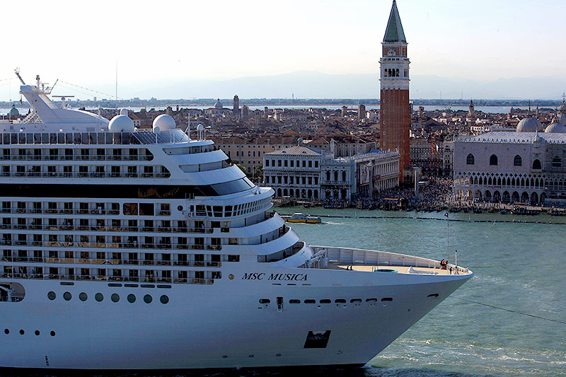 © Reuters/Manuel Silvestri Kreuzfahrtschiff in Venedig