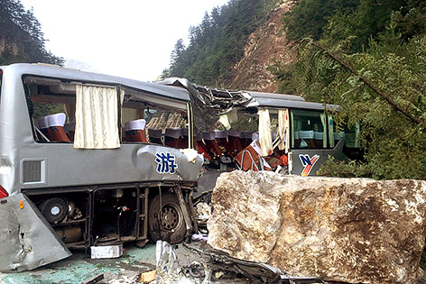 © APA/AFP/ Ein nach einem Erdbeben von einem Feldblock getroffener Bus