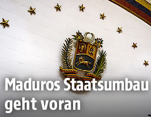 Ein Wappen im Parlamentssaal