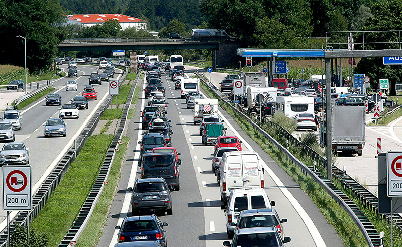 © APA/Franz Neumayr Stau auf dem Walserberg