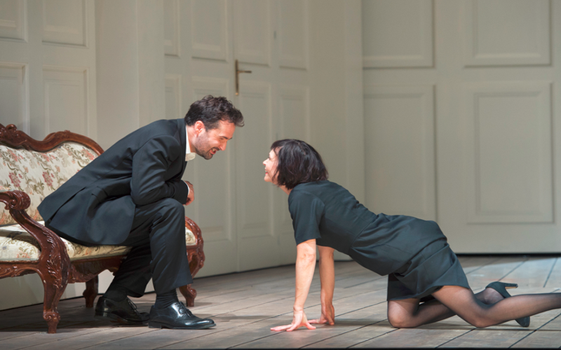 © Salzburger Festspiele / Monika Rittershaus Intrigenschmieden aud der hellen Bühne von Chritoph Loy