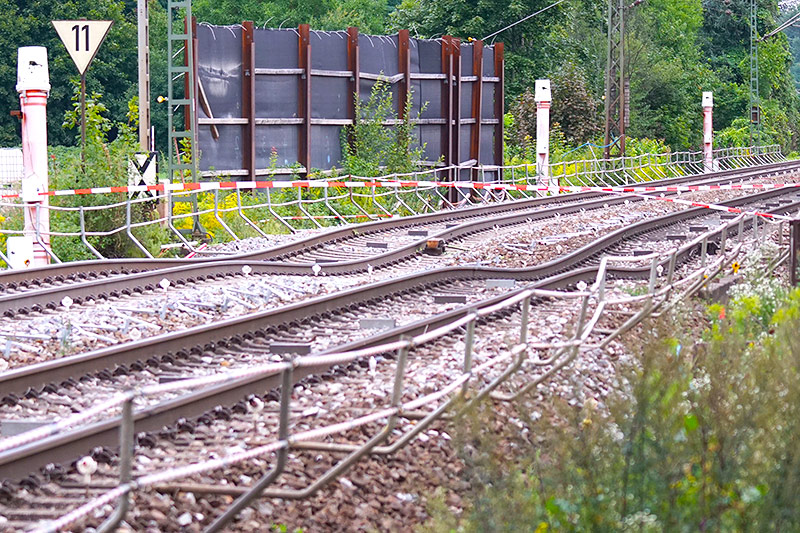 © picturedesk.com/dpa/Uli Deck Beschädigte Gleise der Deutschen Bahn werden repariert