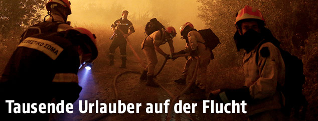 Feuerwehrmänner in Kalamos im Einsatz