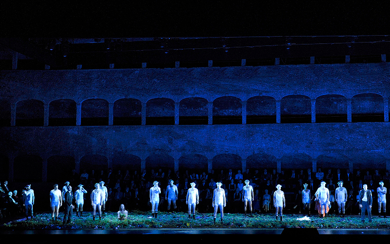 © Salzburger Festspiele / Thomas Aurin Gesamtansicht Ensemble vor der Felsenreitschule