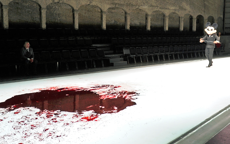 © Salzburger Festspiele / Thomas Aurin Die Mickymaus auf dem blutigen Parkett