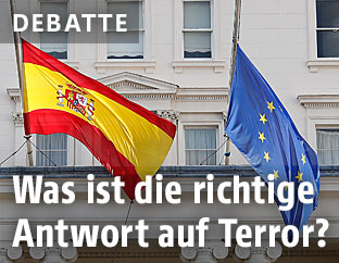 Spanische und EU-Fahne auf halbmast