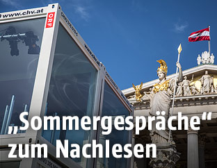 Glascontainer vor Parlament