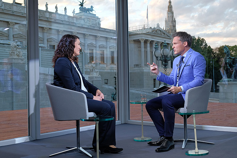 © ORF/Hans Leitner Tarek Leitner im Gespräch mit Ingrid Felipe