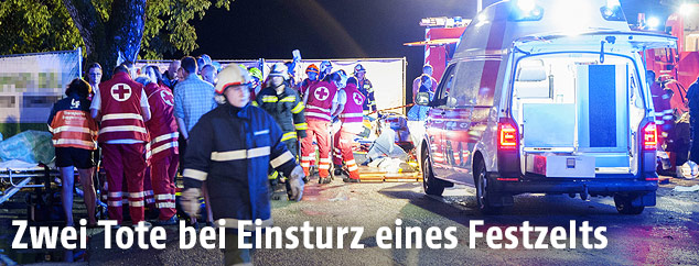 Einsatzkr&auml;fte am Unfallort