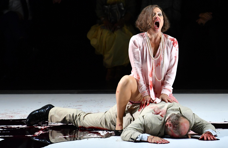 © Barbara Gindl / APA Evelyn Herlitzius (Goneril) und ein Statist, während der Fotoprobe zu Aribert Reimanns "Lear