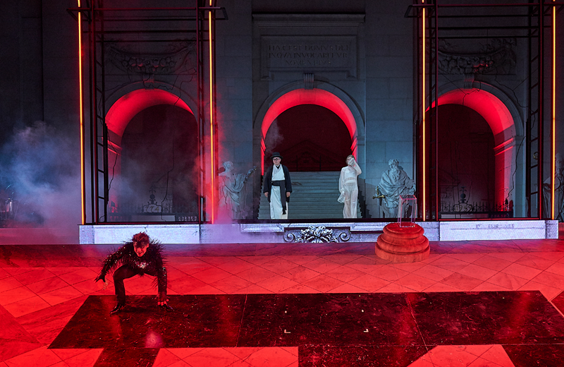 © Salzburger Festspiele / Matthias Horn Hanno Koffler (Teufel), Johannes Silberschneider (Glaube), Mavie Hörbiger (Werke)