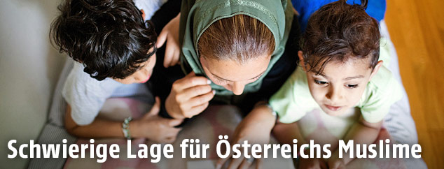 Mutter mit Kindern lesen