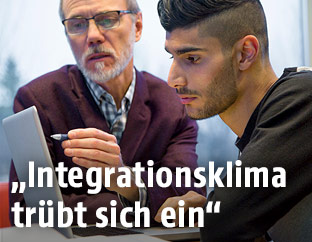 Jugentlicher blickt auf Laptop