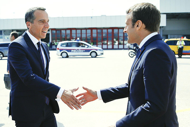 Bundeskanzler Christian Kern begrüßt den französischen Präsidenten Emmanuel Macron