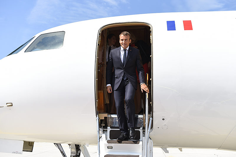 Der französische Präsident Emmanuel Macron steigt aus dem Flugzeug