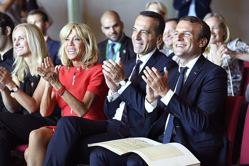 Der französische Präsident Emmanuel Macron mit Gattin Brigitte sowie Bundeskanzler Christian Kern mit Gattin Eveline Steinberger-Kern applaudieren nach einem Klavierkonzert