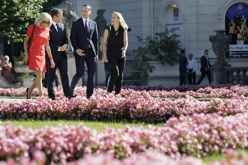 © APA/BKA/Andy Wenzel Der französische Präsident Emmanuel Macron mit Ehefrau Brigitte Macron und Bundeskanzler Christian Kern mit Ehefrau Eveline Steinberger-Kern