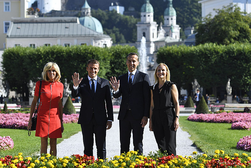 Der französische Präsident Emmanuel Macron mit Gattin Brigitte sowie Bundeskanzler Christian Kern mit Gattin Eveline Steinberger-Kern