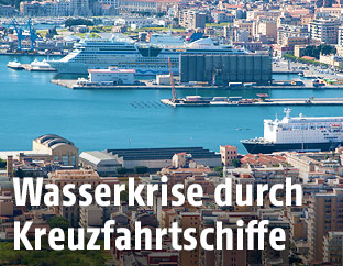 Kreuzfahrtschiff im Hafen von Palermo