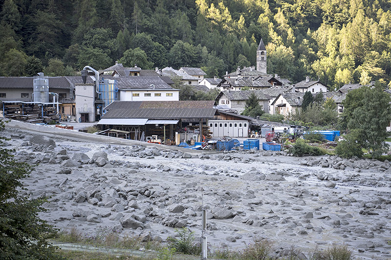 © APA/Keystone/Gian Ehrenzeller Geröll in der Ortschaft Bondo