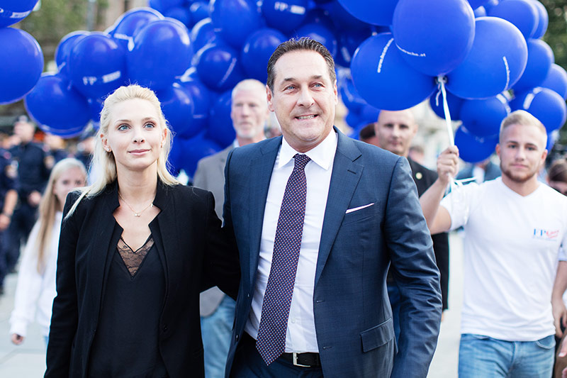 © APA/Georg Hochmuth FPÖ-Chef Heinz-Christian Strache mit Gattin und FPÖ-Anhängern