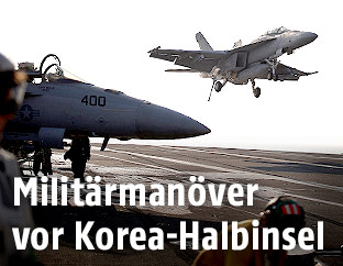 US-Kampfjet auf einem Flugzeugträger
