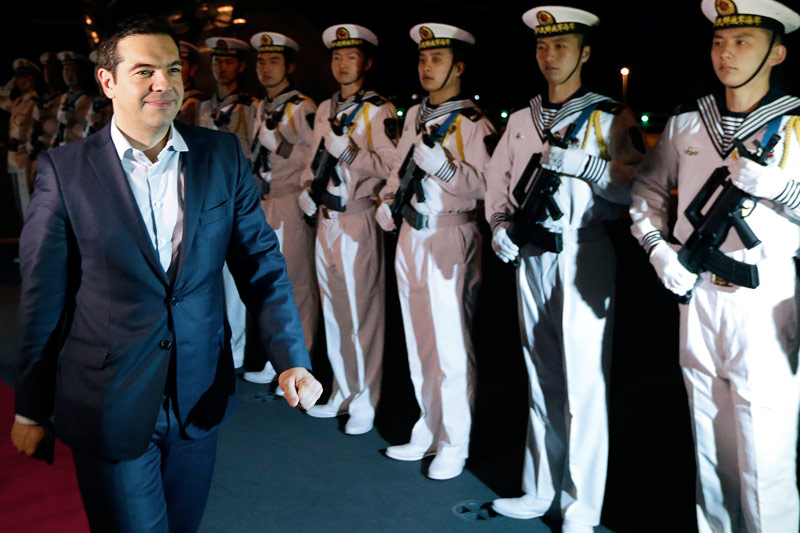 © AP/Thanassis Stavrakis Der griechische premier Alexis Tsipras beim Abschreiten einer chnesischen Ehrengarde