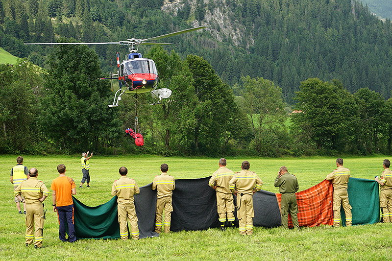 © APA/Zoom Tirol Ein Hubschrauber der einen der Verunglückten ins Tal nach Krimml fliegt