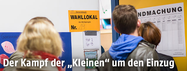 Wähler vor Wahllokal